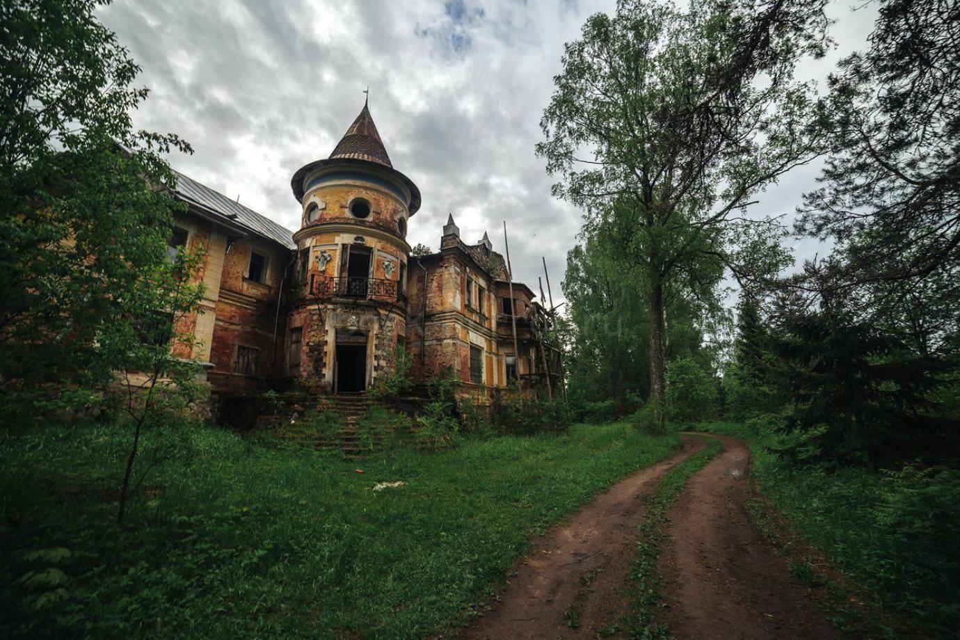 На заброшенной усадьбе